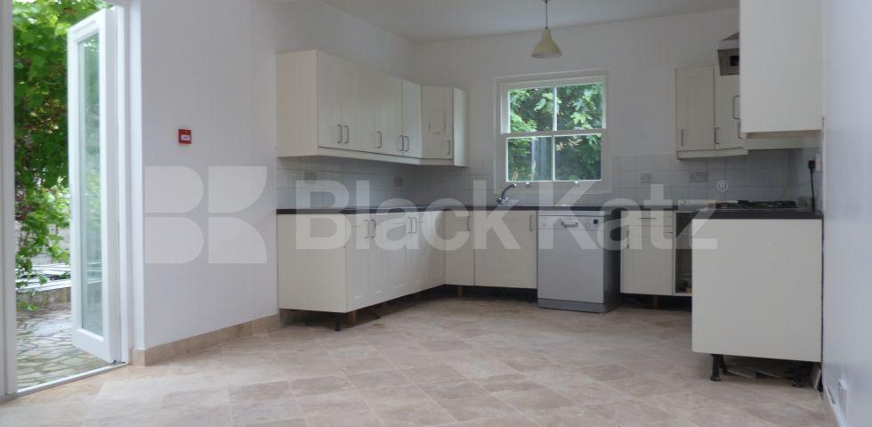 			STUNNING FOUR BEDROOM HOUSE, 5 Bedroom, 1 bath, 1 reception House			 Brooke Road, STOKE NEWINGTON