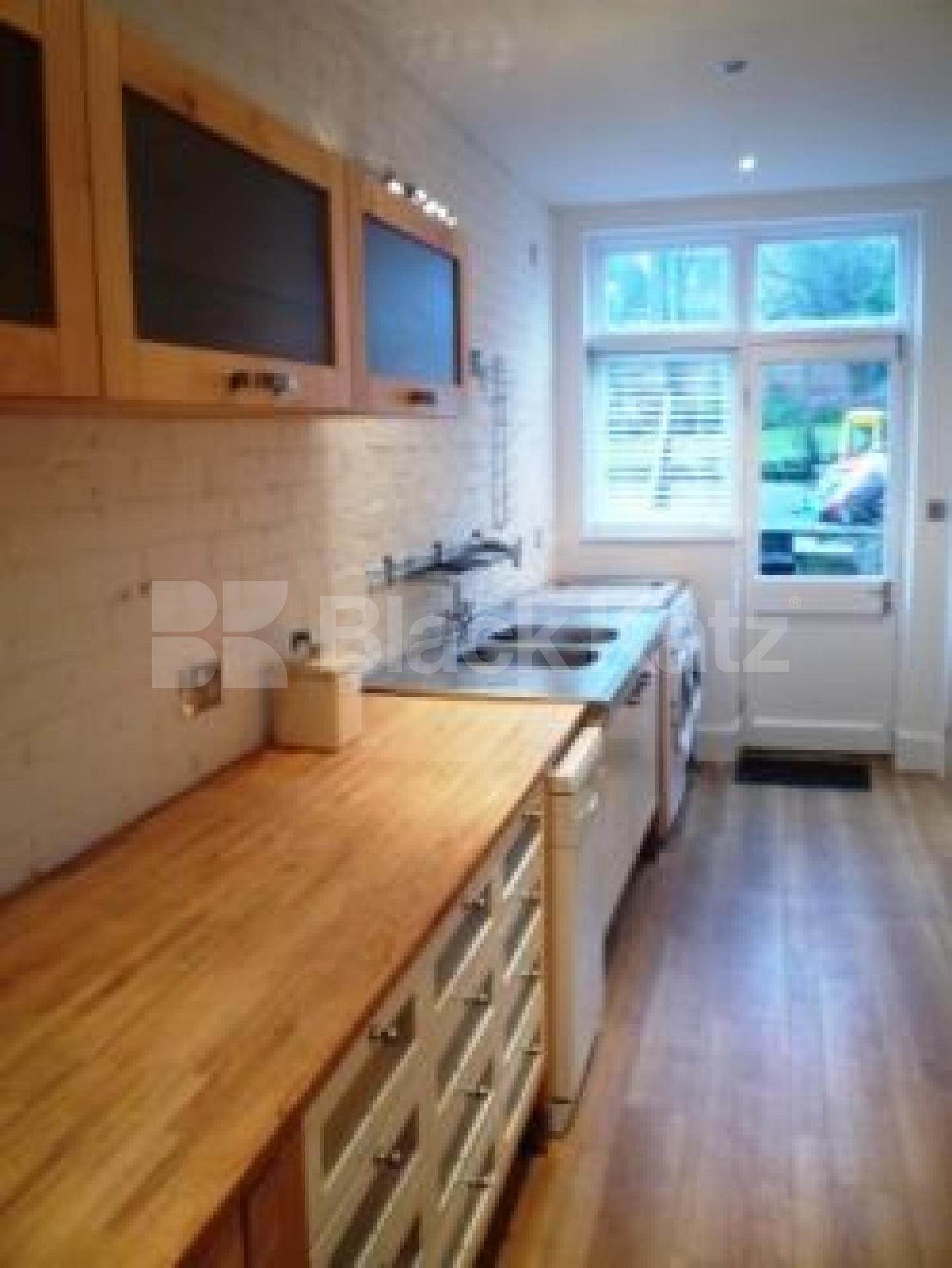 			let , 4 Bedroom, 1 bath, 1 reception House			 Lansdowne Road, MUSWELL HILL N10
