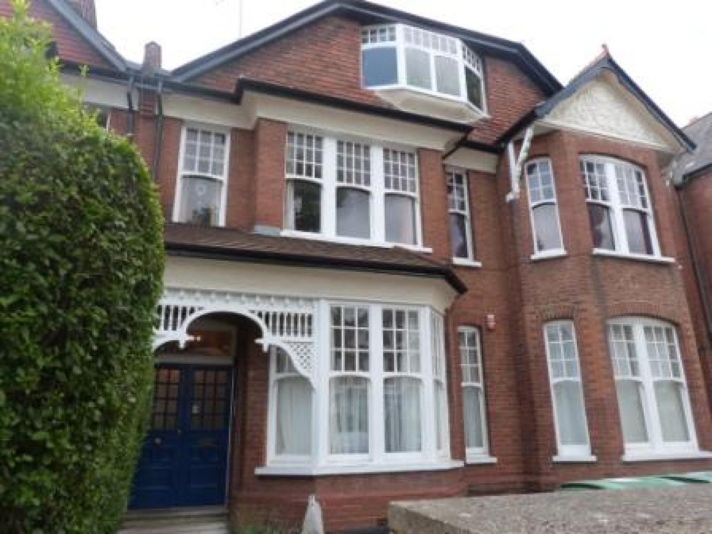 			2 Bedroom, 1 bath, 1 reception Flat			 Princess Parade, GOLDERS GREEN