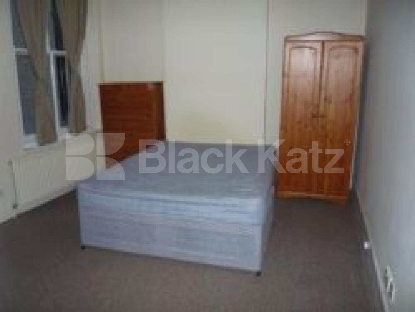 			Massive flat on the broadway!, 4 Bedroom, 1 bath, 1 reception Flat			 Muswell Hill Broadway, MUSWELL HILL