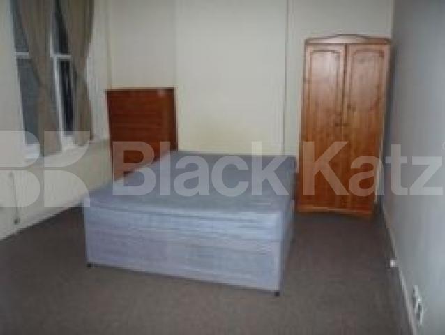 			Massive flat on the broadway!, 4 Bedroom, 1 bath, 1 reception Flat			 Muswell Hill Broadway, MUSWELL HILL