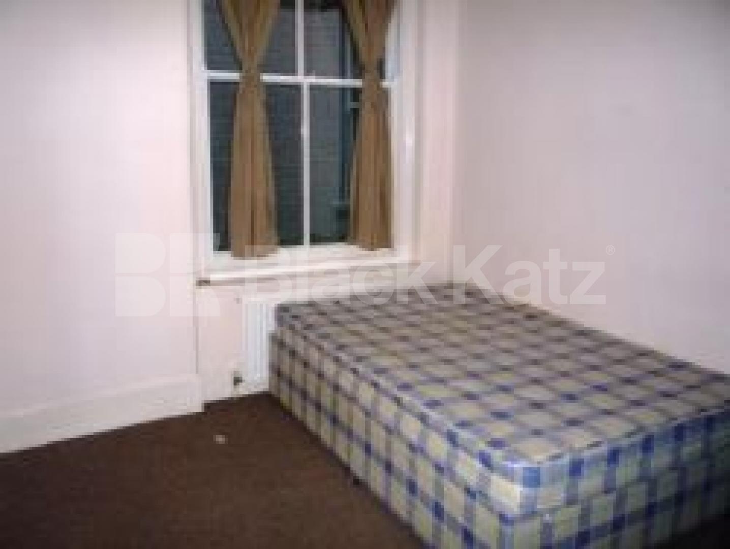 			Massive flat on the broadway!, 4 Bedroom, 1 bath, 1 reception Flat			 Muswell Hill Broadway, MUSWELL HILL