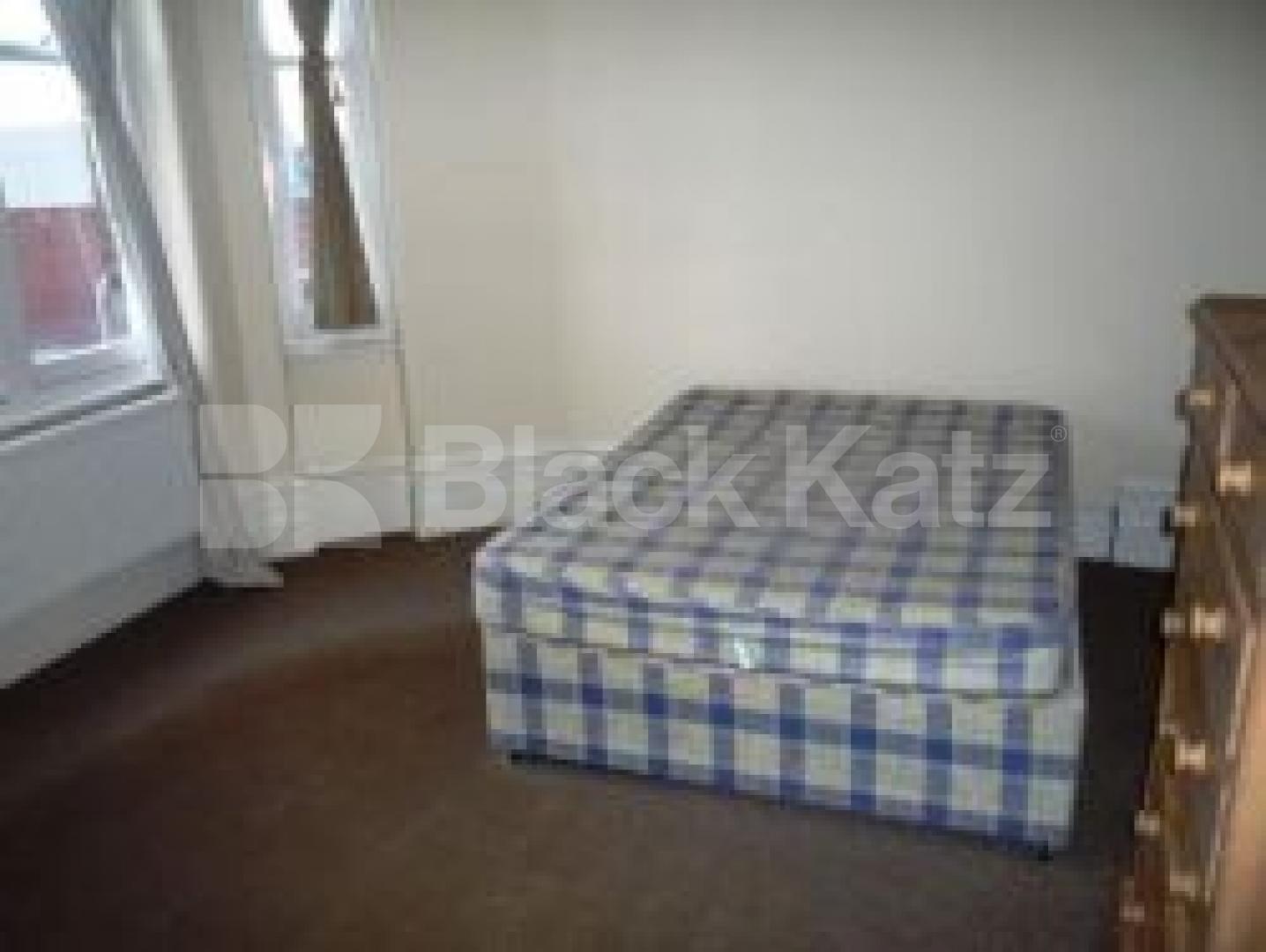 			Massive flat on the broadway!, 4 Bedroom, 1 bath, 1 reception Flat			 Muswell Hill Broadway, MUSWELL HILL