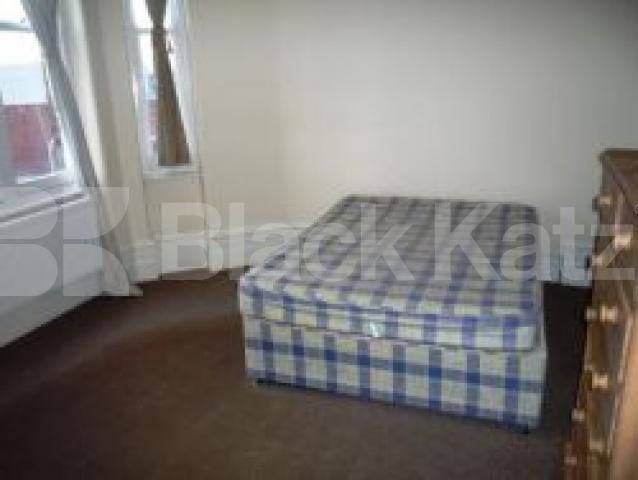 			Massive flat on the broadway!, 4 Bedroom, 1 bath, 1 reception Flat			 Muswell Hill Broadway, MUSWELL HILL