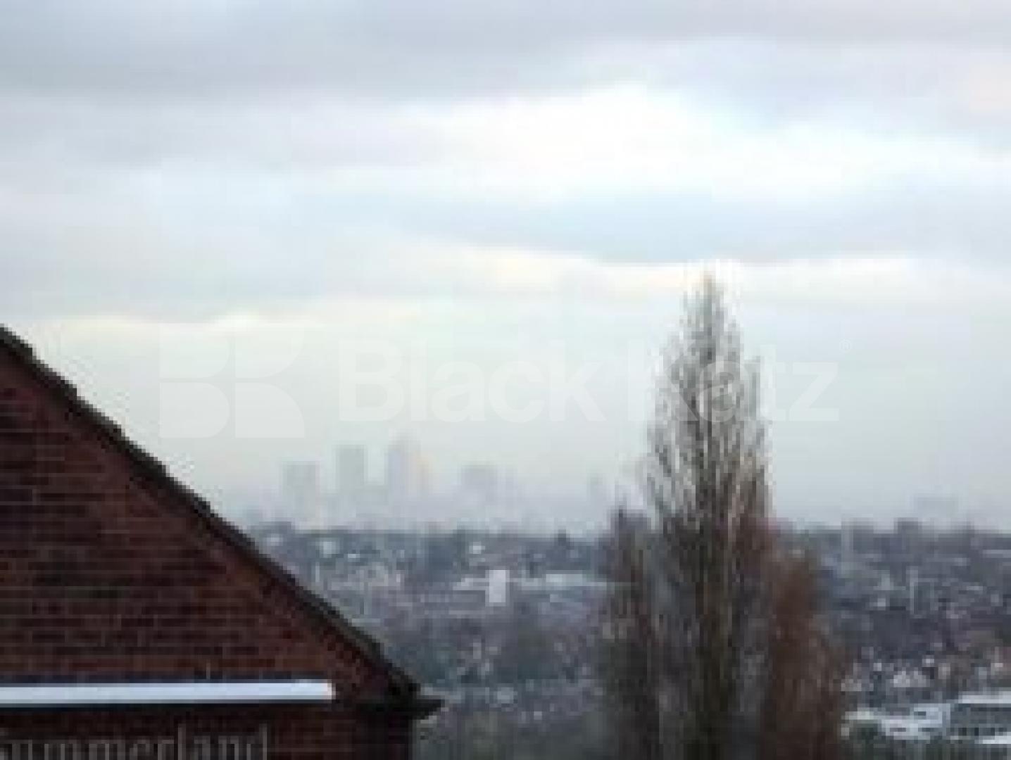 			Massive flat on the broadway!, 4 Bedroom, 1 bath, 1 reception Flat			 Muswell Hill Broadway, MUSWELL HILL