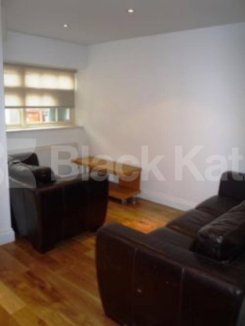 			LET!, 1 Bedroom, 1 bath, 1 reception Mews House			 Park Mews, CROUCH END