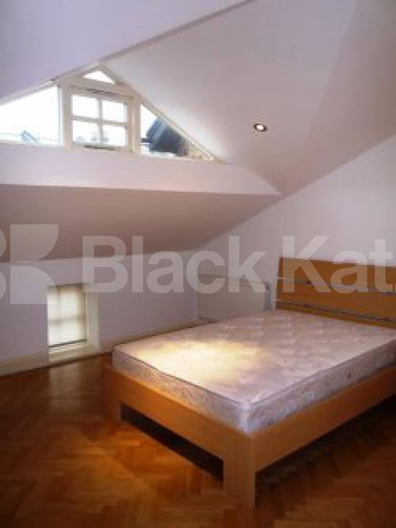 			LET!, 1 Bedroom, 1 bath, 1 reception Mews House			 Park Mews, CROUCH END