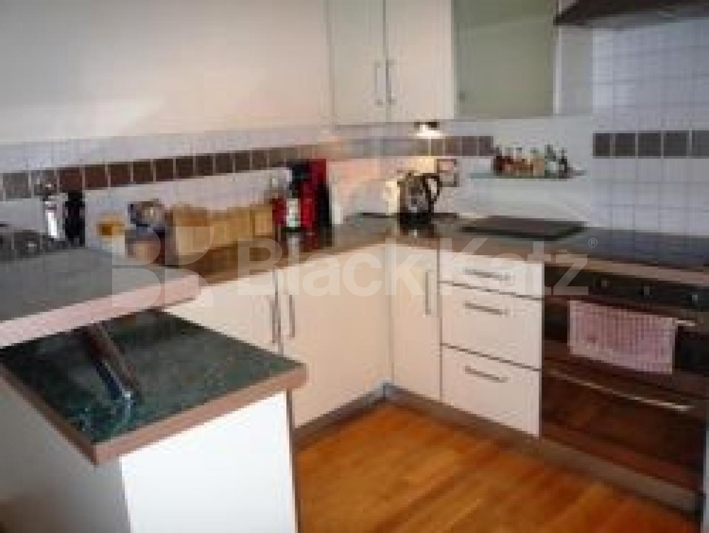 			2 Bedroom, 1 bath, 1 reception Flat			 North Point, CROUCH END