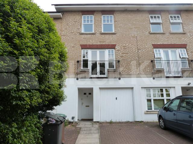 			4 Bedroom, 1 bath, 1 reception House			 Osier Crescent, MUSWELL HILL