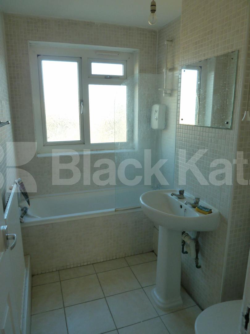 			New Instruction, 3 Bedroom, 1 bath, 1 reception Flat			 Key Close, BETHNAL GREEN/ WHITECHAPEL