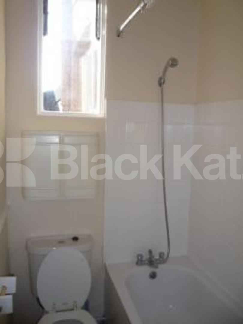 			GREAT LOCATION!, 3 Bedroom, 1 bath, 1 reception Flat			 Alexandra Gardens, MUSWELL HILL