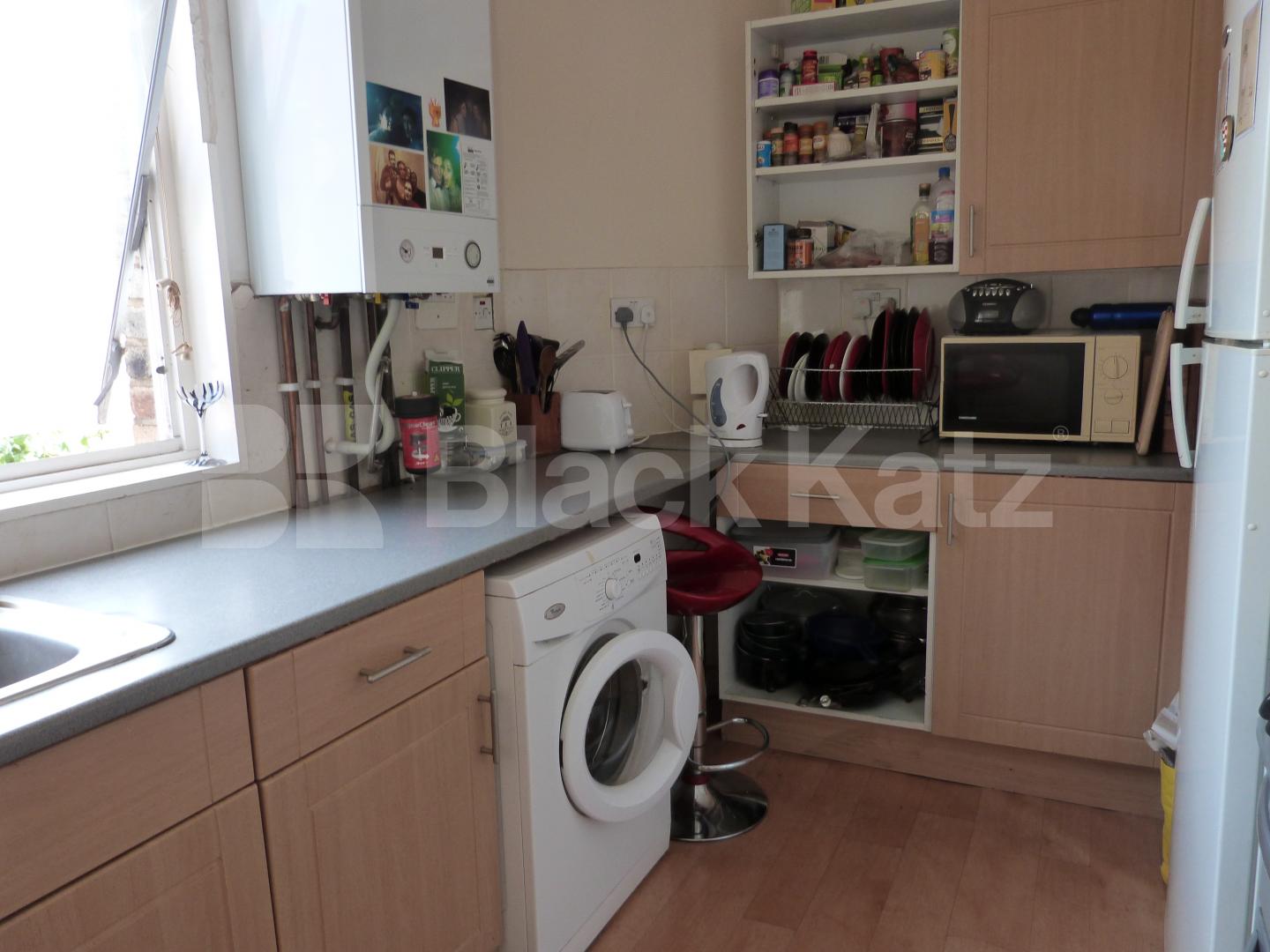 			3 Bedroom, 1 bath, 1 reception Flat			 Meads Road, TURNPIKE LANE