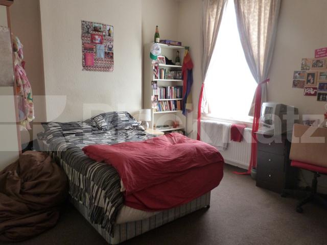 			3 Bedroom, 1 bath, 1 reception Flat			 Meads Road, TURNPIKE LANE