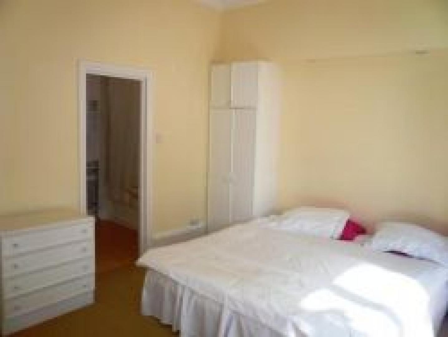			Studio Apartment, 1 bath, 1 reception Flat			 St.Quintins Avenue, LADBROKE GROVE/LATIMER ROAD