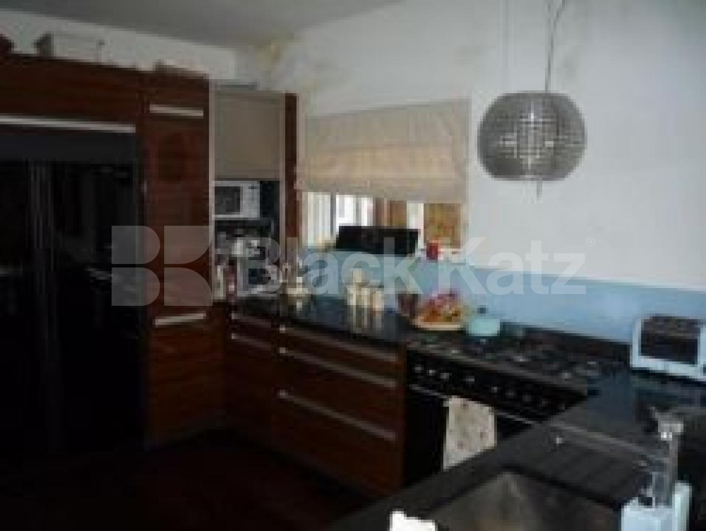 			4 Bedroom, 1 bath, 1 reception House			 Park Avenue North, CROUCH END