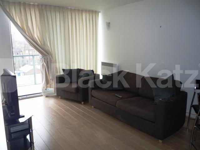 			1 Bedroom, 1 bath, 1 reception Flat			 New River Village, HORNSEY