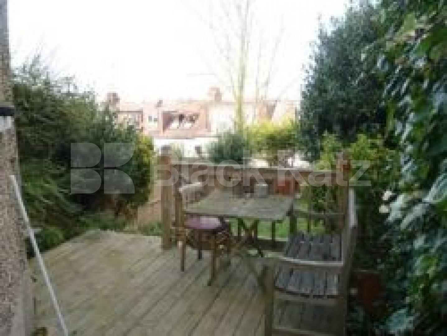 			LET!, 2 Bedroom, 1 bath, 1 reception Ground Floor Flat			 Victoria Road, ALEXANDRA PALACE