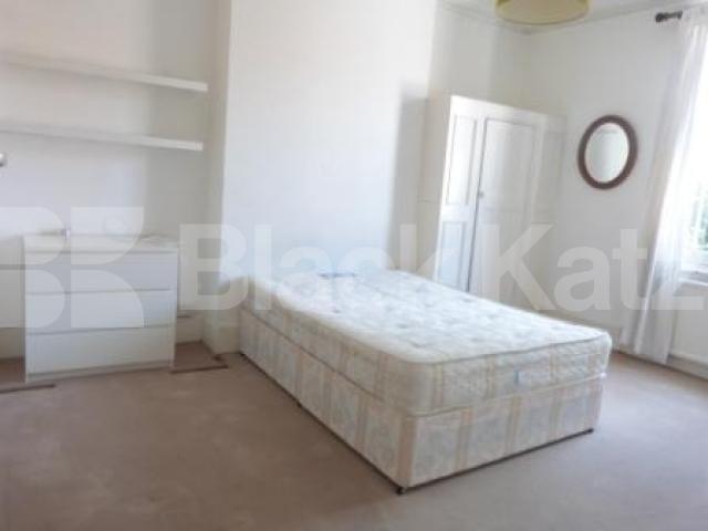 			Lovely 3 Bed Victorian conversion in central Crouch end, 3 Bedroom, 1 bath, 1 reception Flat			 Elder Avenue, Crouch end