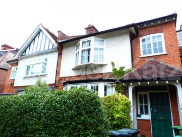 			3 Bedroom, 1 bath, 1 reception Flat			 Leaside Avenue, Fortis Green/Muswell Hill