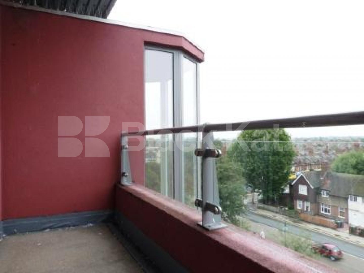			2 Bedroom, 1 bath, 1 reception Penthouse			 Winkfield Road, Wood Green