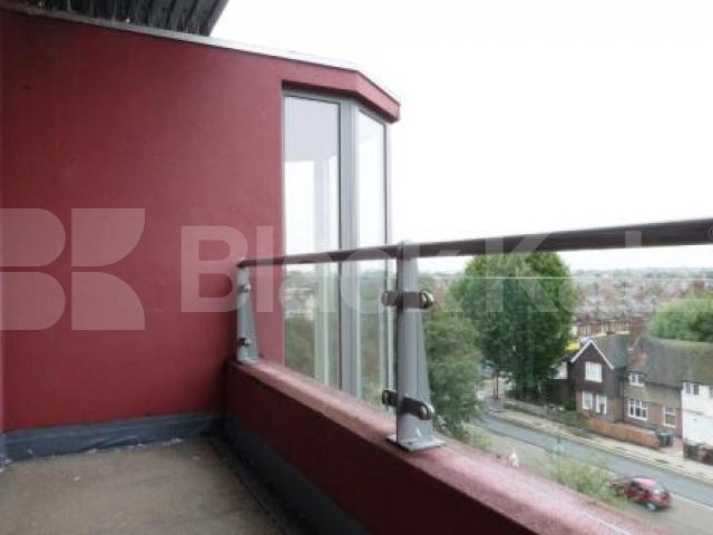 			2 Bedroom, 1 bath, 1 reception Penthouse			 Winkfield Road, Wood Green
