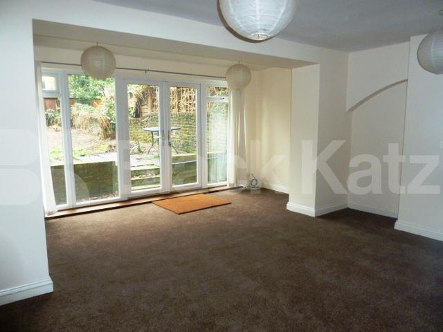 			BEAUTIFUL TWO BEDROOM GARDEN FLAT!, 2 Bedroom, 1 bath, 1 reception Flat			 ENGLEFIELD ROAD, DE BEAUVOIR/ISLINGTON