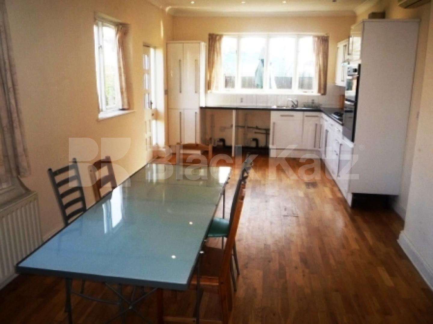 			5 Bedroom, 1 bath, 1 reception House			 Manor View, FINCHLEY CENTRAL