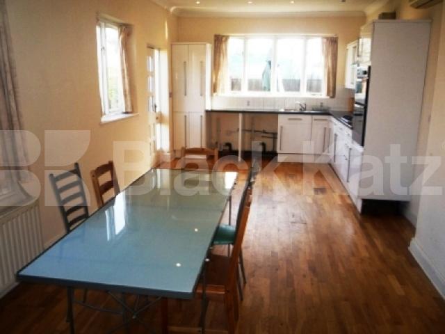 			5 Bedroom, 1 bath, 1 reception House			 Manor View, FINCHLEY CENTRAL