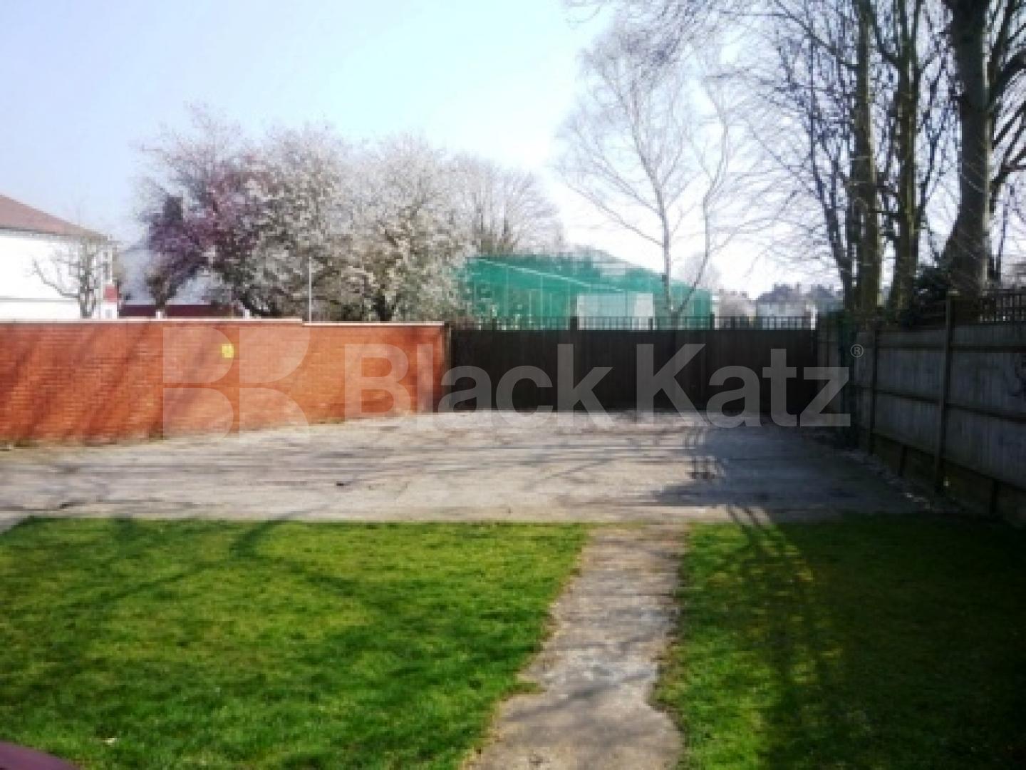 			5 Bedroom, 1 bath, 1 reception House			 Manor View, FINCHLEY CENTRAL