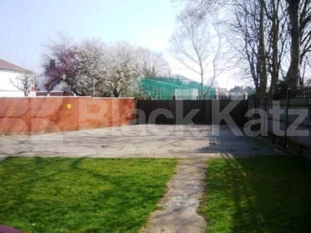 			5 Bedroom, 1 bath, 1 reception House			 Manor View, FINCHLEY CENTRAL