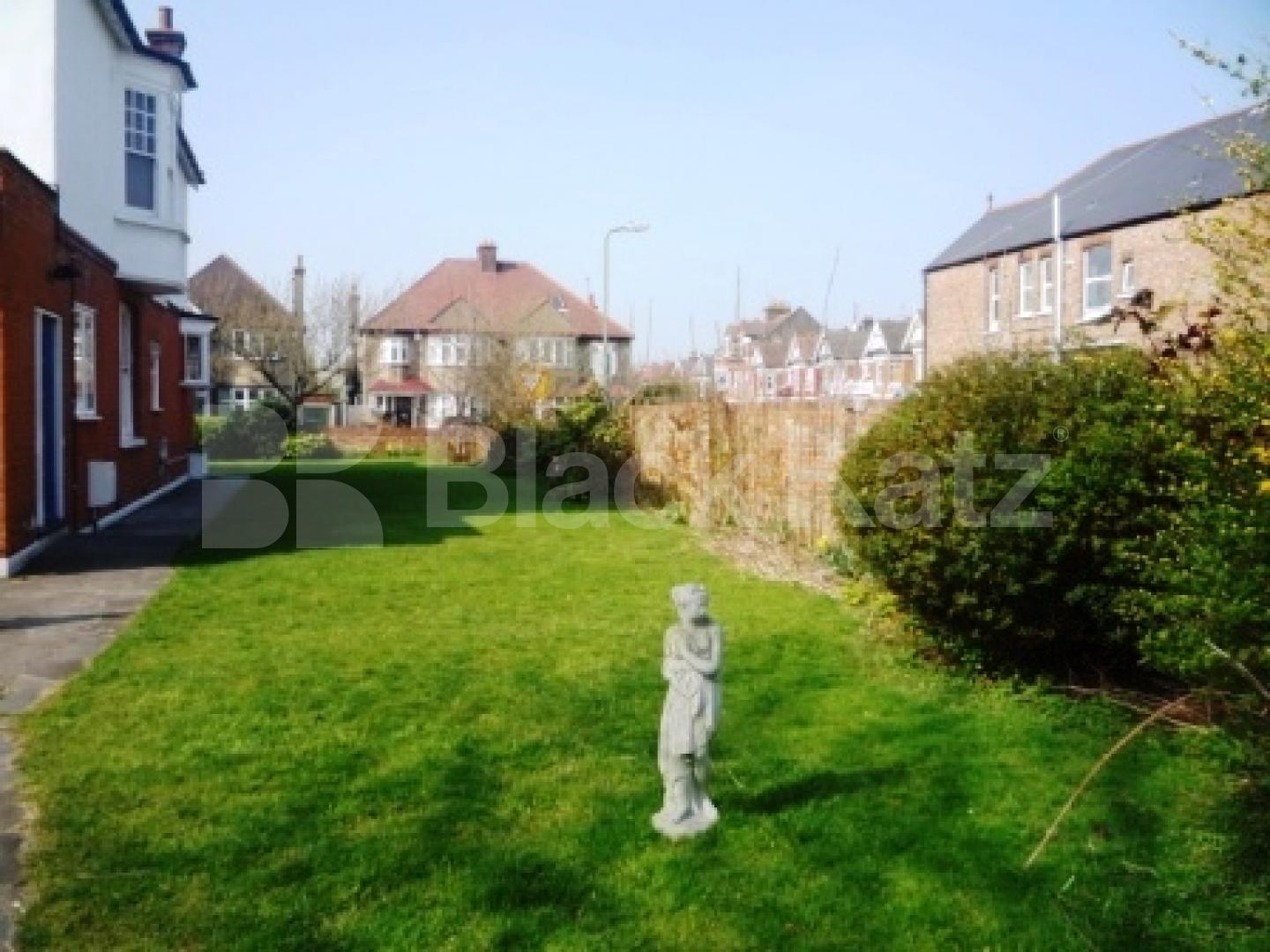 			5 Bedroom, 1 bath, 1 reception House			 Manor View, FINCHLEY CENTRAL