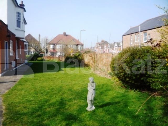 			5 Bedroom, 1 bath, 1 reception House			 Manor View, FINCHLEY CENTRAL