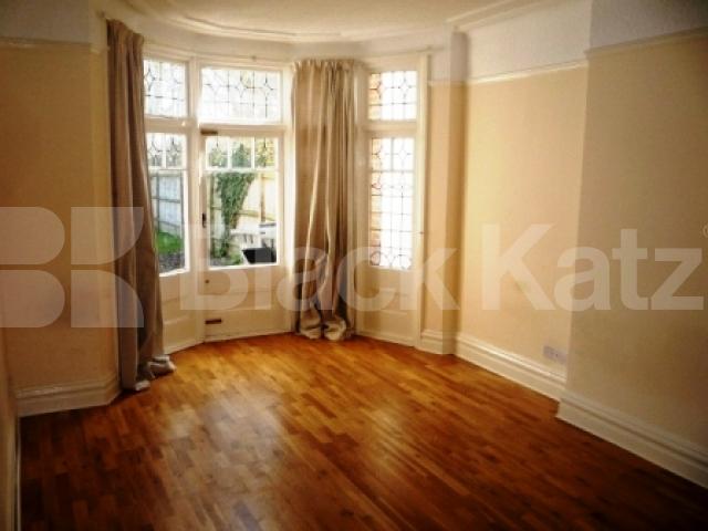 			5 Bedroom, 1 bath, 1 reception House			 Manor View, FINCHLEY CENTRAL