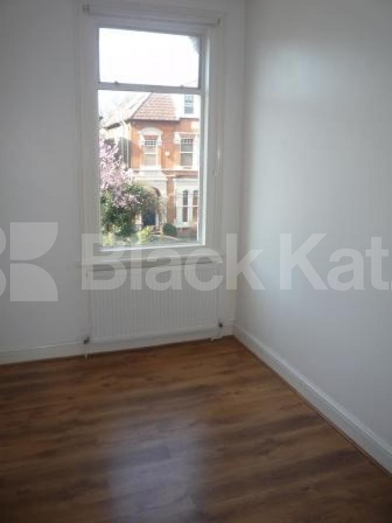 			NEWLY REFURBISHED!, 2 Bedroom, 1 bath, 1 reception Flat			 Park Ave, ALEXANDRA PALACE