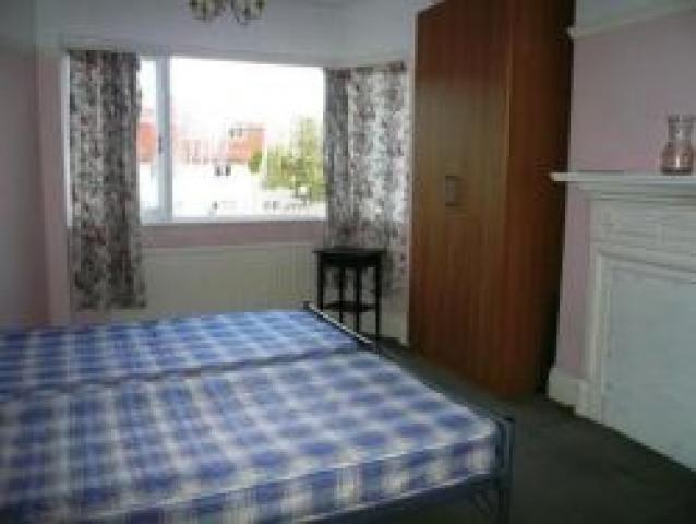 			2 Bedroom, 1 bath, 1 reception Flat			 Sneath Ave, GOLDERS GREEN
