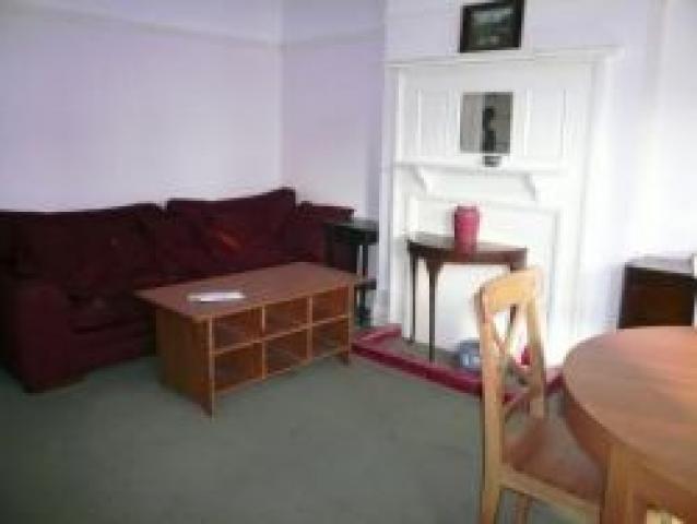 			2 Bedroom, 1 bath, 1 reception Flat			 Sneath Ave, GOLDERS GREEN