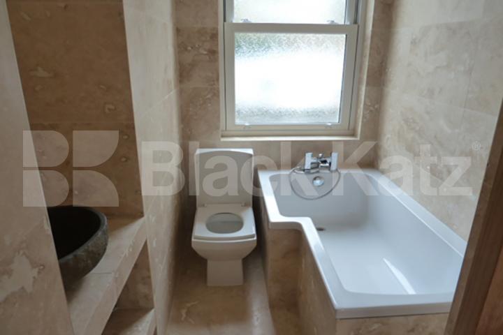 Double bedroom flat set on the top floor of a small private secure block Kings Cross Road , Kings Cross 