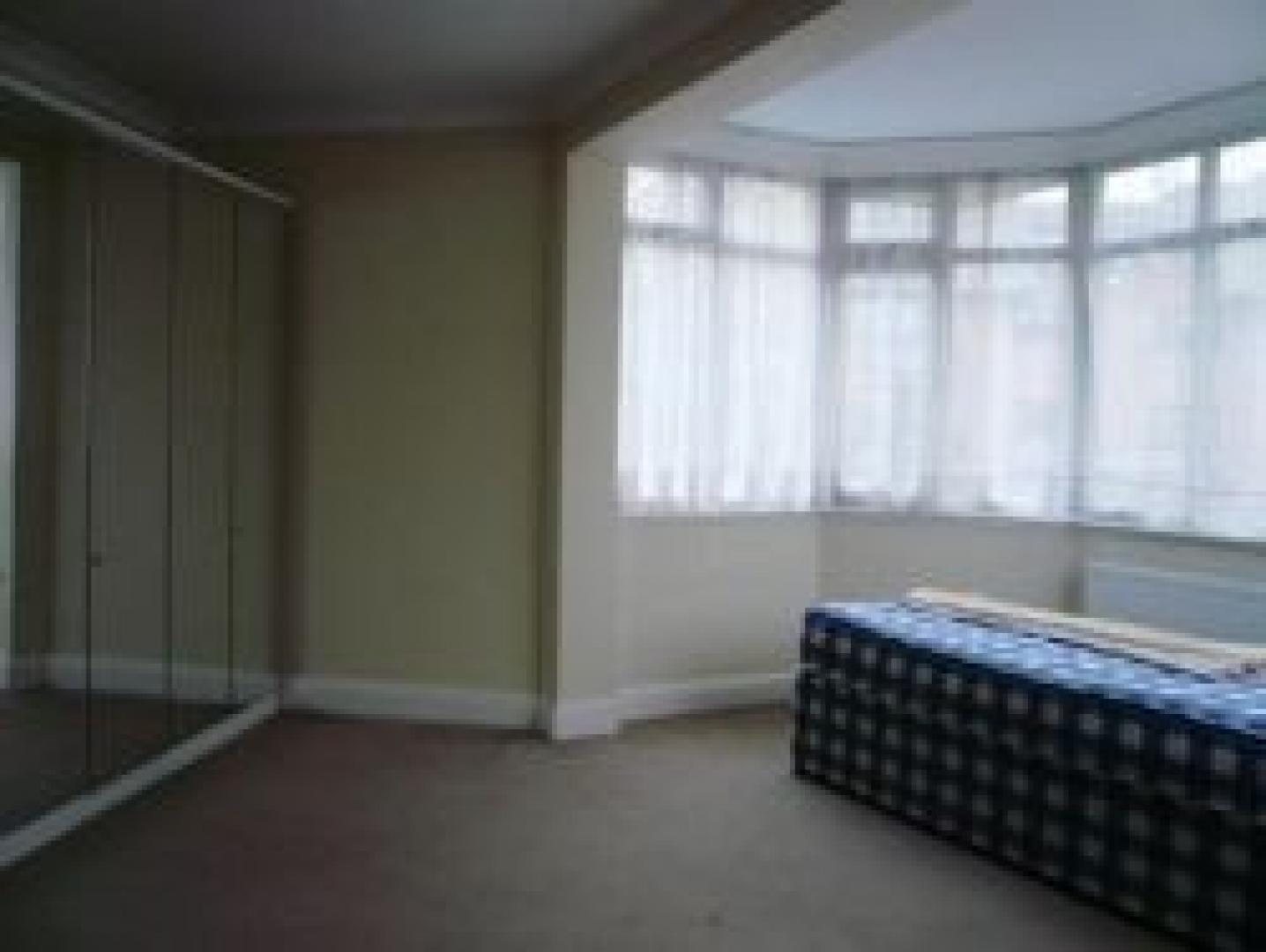 			5 Bedroom, 1 bath, 1 reception Flat			 The Woodlands, GOLDERS GREEN