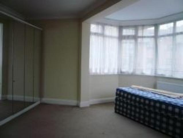 			5 Bedroom, 1 bath, 1 reception Flat			 The Woodlands, GOLDERS GREEN
