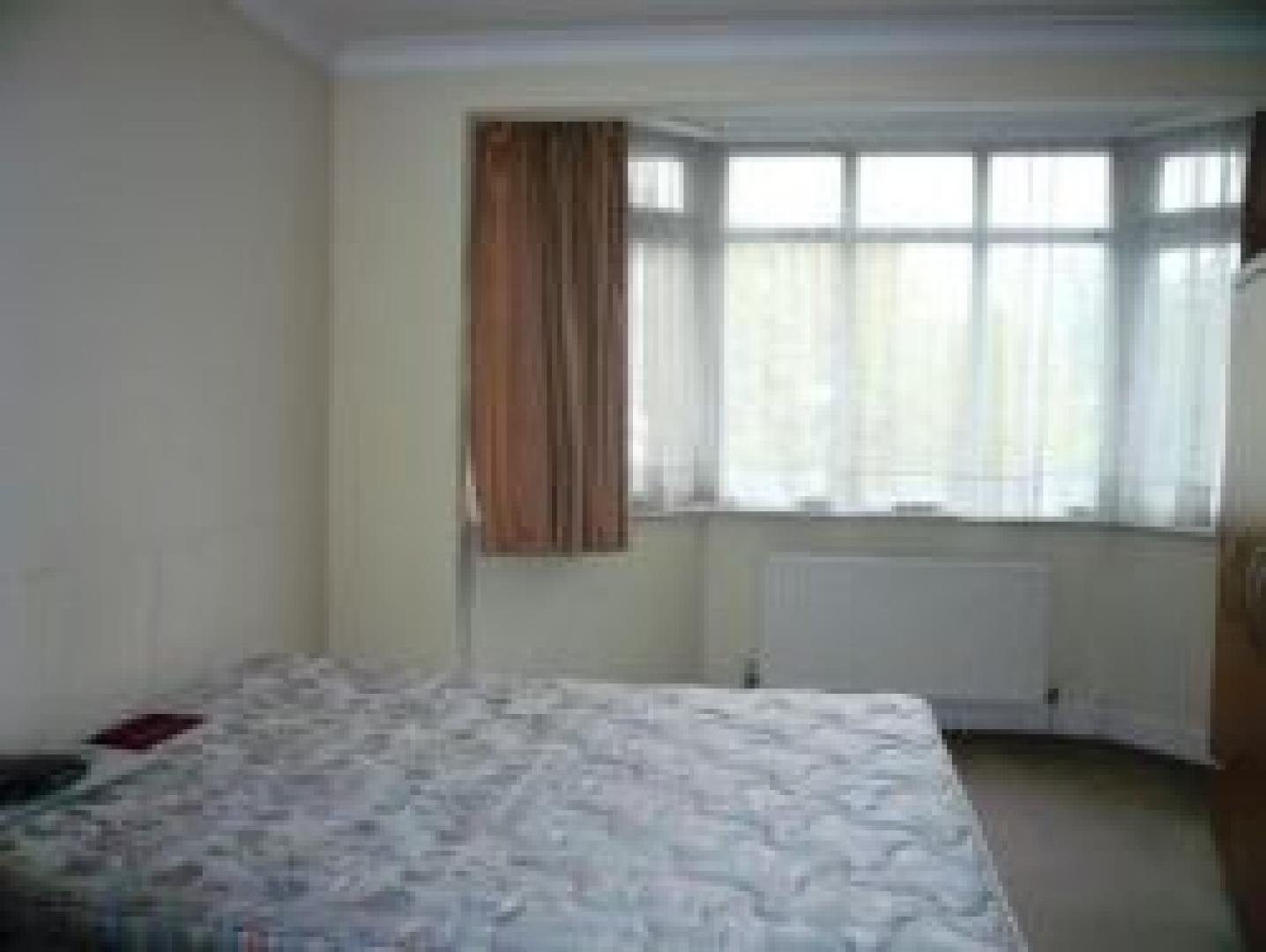 			5 Bedroom, 1 bath, 1 reception Flat			 The Woodlands, GOLDERS GREEN