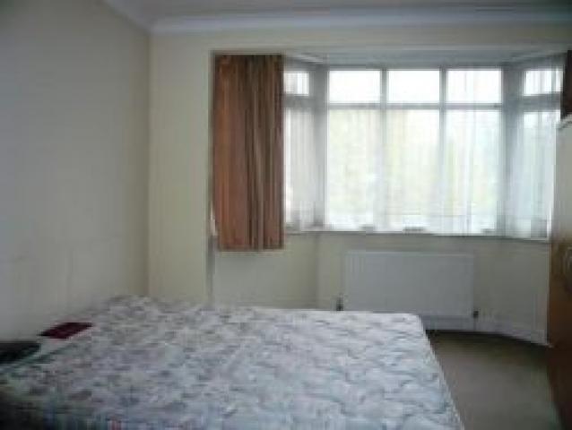 			5 Bedroom, 1 bath, 1 reception Flat			 The Woodlands, GOLDERS GREEN