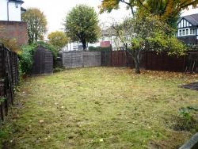 			5 Bedroom, 1 bath, 1 reception Flat			 The Woodlands, GOLDERS GREEN