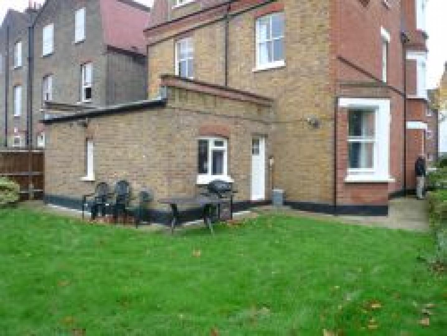 			2 Bedroom, 1 bath, 1 reception Flat			 Harvist Road, QUEENS PARK