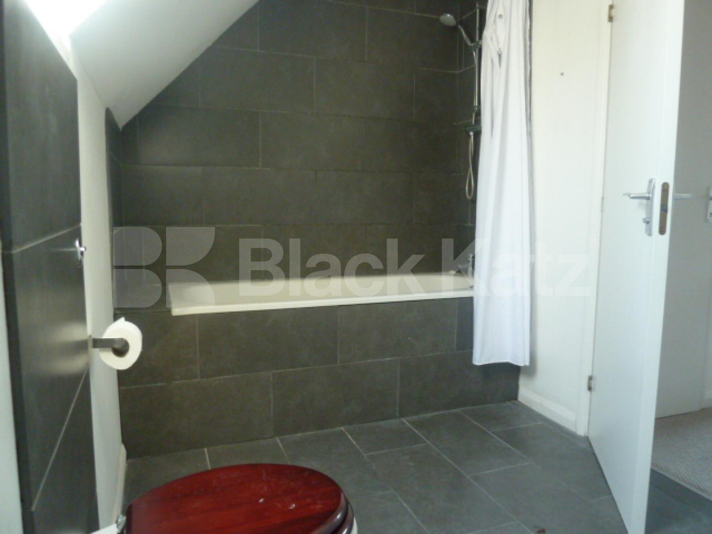 			SPLIT LEVEL 2 BEDROOM FLAT WITH GARDEN, 2 Bedroom, 1 bath, 1 reception Flat			 Bunning Way , ISLINGTON-CALEDONIAN ROAD-KINGS CROSS