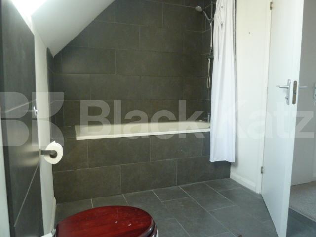 			SPLIT LEVEL 2 BEDROOM FLAT WITH GARDEN, 2 Bedroom, 1 bath, 1 reception Flat			 Bunning Way , ISLINGTON-CALEDONIAN ROAD-KINGS CROSS