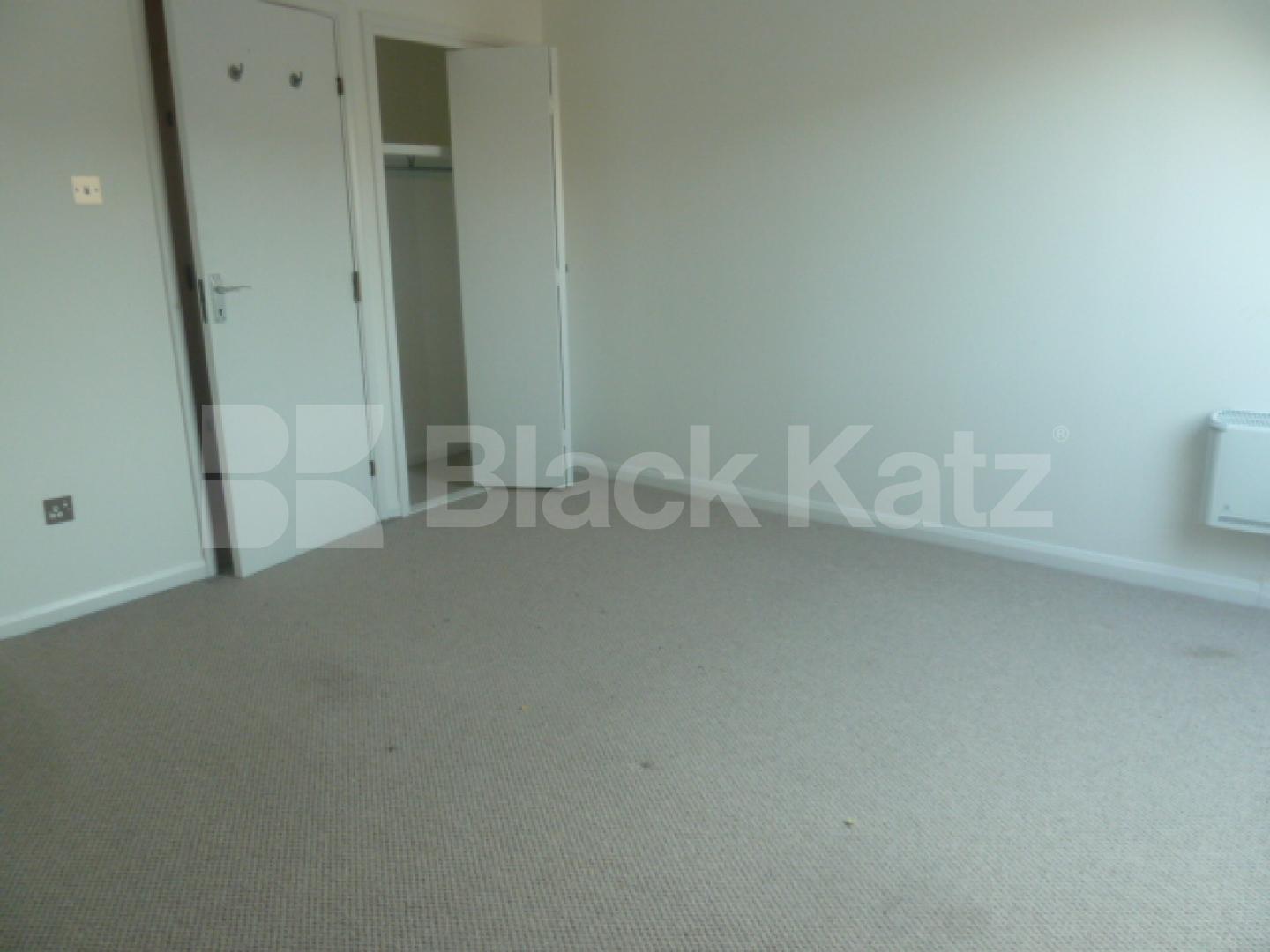 			SPLIT LEVEL 2 BEDROOM FLAT WITH GARDEN, 2 Bedroom, 1 bath, 1 reception Flat			 Bunning Way , ISLINGTON-CALEDONIAN ROAD-KINGS CROSS