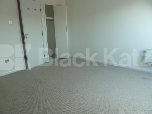 			SPLIT LEVEL 2 BEDROOM FLAT WITH GARDEN, 2 Bedroom, 1 bath, 1 reception Flat			 Bunning Way , ISLINGTON-CALEDONIAN ROAD-KINGS CROSS