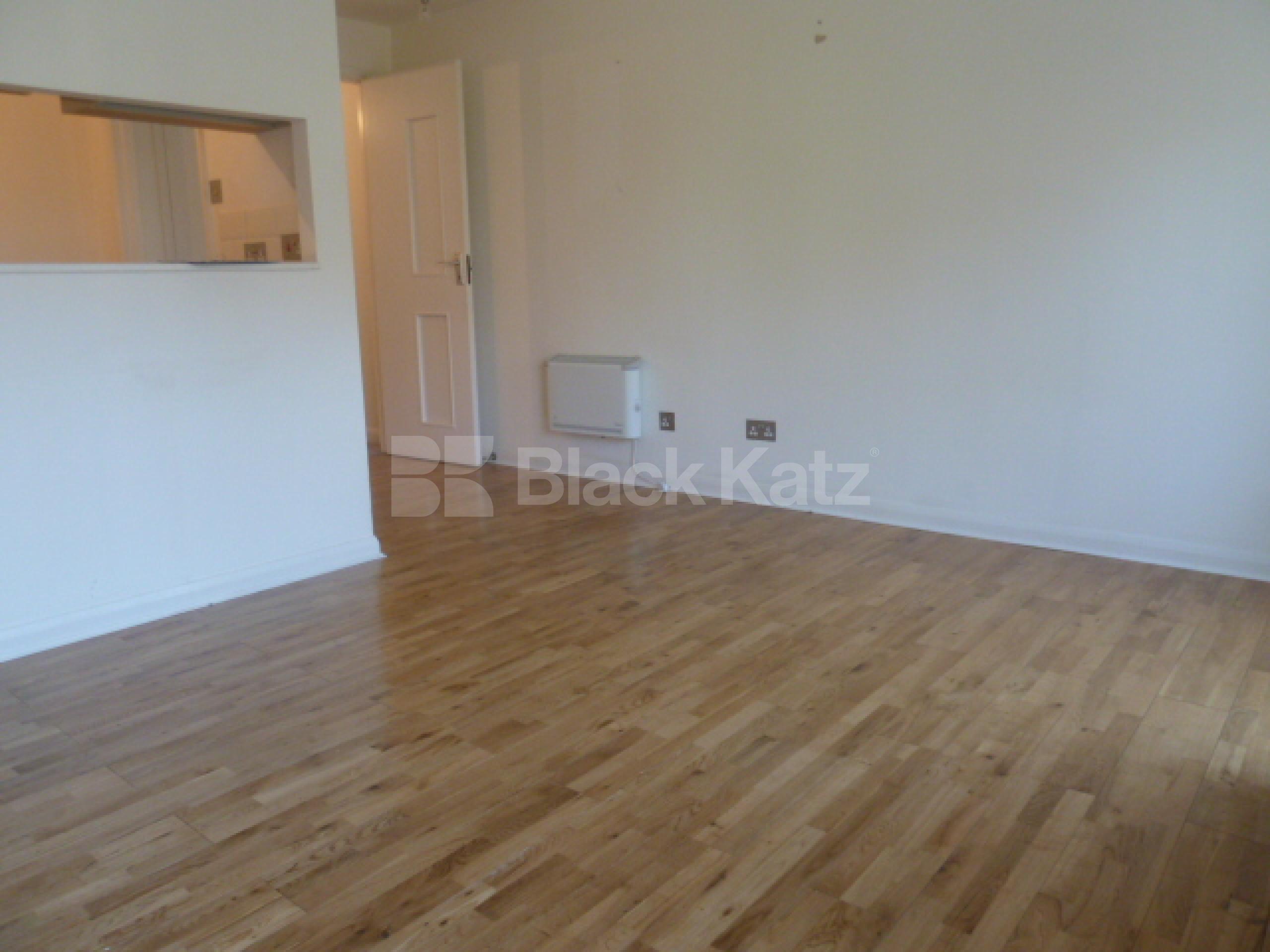 			SPLIT LEVEL 2 BEDROOM FLAT WITH GARDEN, 2 Bedroom, 1 bath, 1 reception Flat			 Bunning Way , ISLINGTON-CALEDONIAN ROAD-KINGS CROSS N7