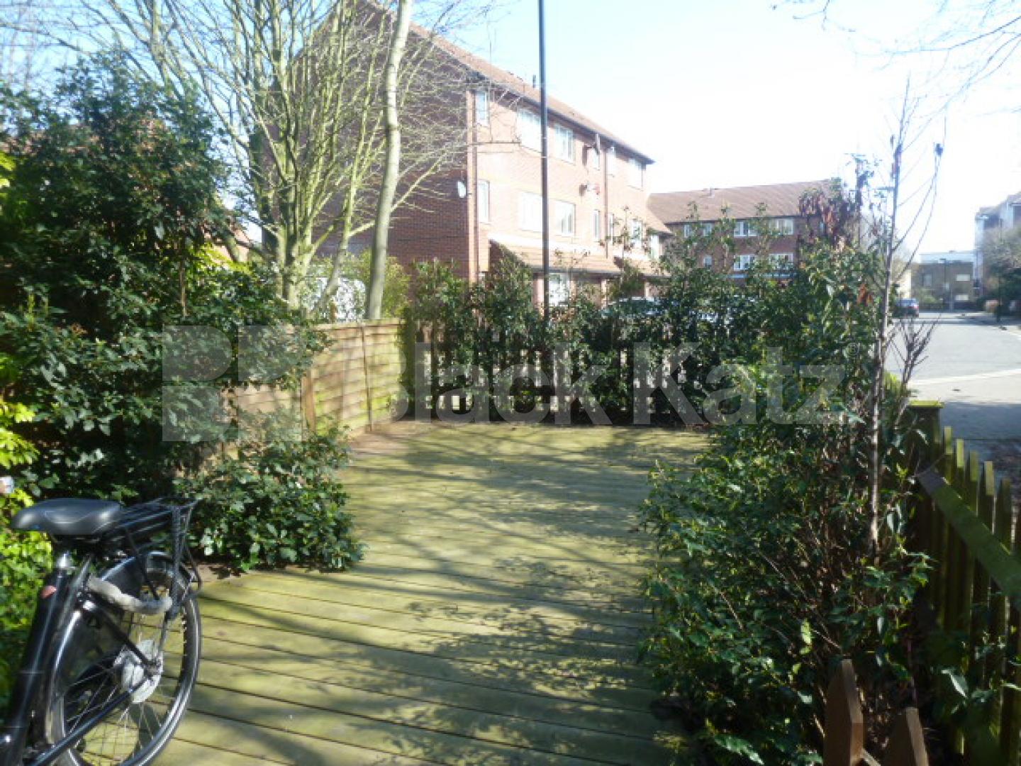 			SPLIT LEVEL 2 BEDROOM FLAT WITH GARDEN, 2 Bedroom, 1 bath, 1 reception Flat			 Bunning Way , ISLINGTON-CALEDONIAN ROAD-KINGS CROSS