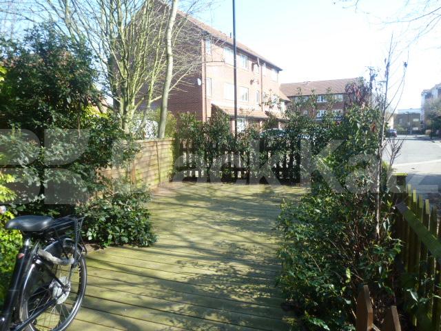 			SPLIT LEVEL 2 BEDROOM FLAT WITH GARDEN, 2 Bedroom, 1 bath, 1 reception Flat			 Bunning Way , ISLINGTON-CALEDONIAN ROAD-KINGS CROSS